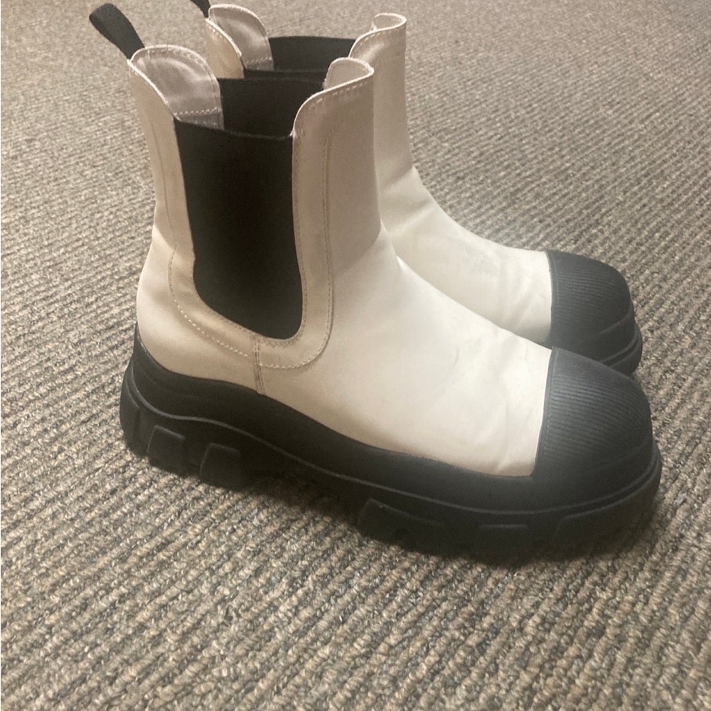Stylish Women's Black and White Boots 9 - Picture 2 of 7